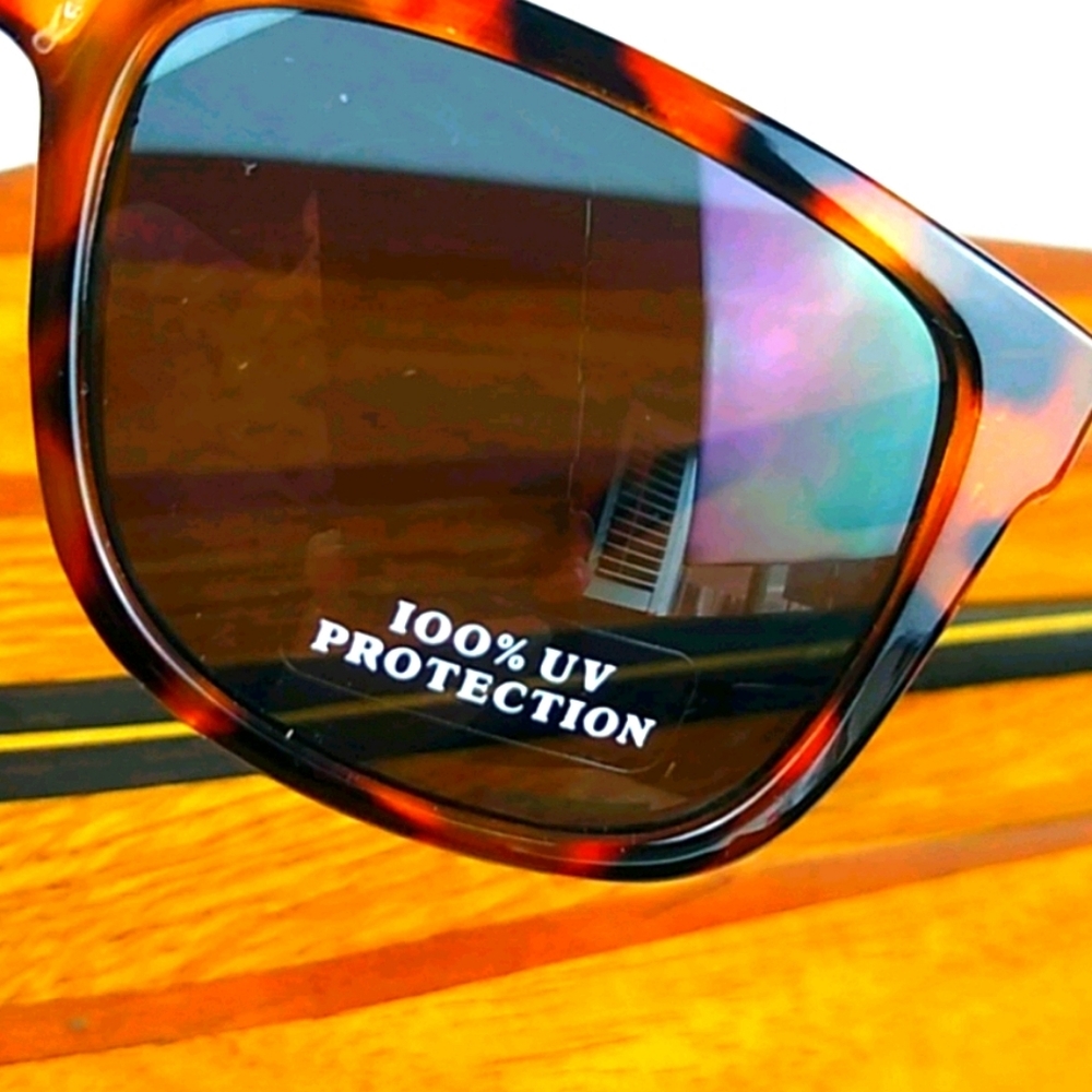 Tortoise Shell Wayfarer 100% UV Sunglasses - Picture 3 of 10